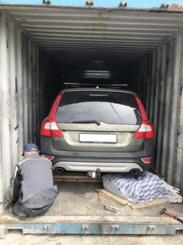 Погрузка автомобиля в контейнер на Южно-Сахалинск
